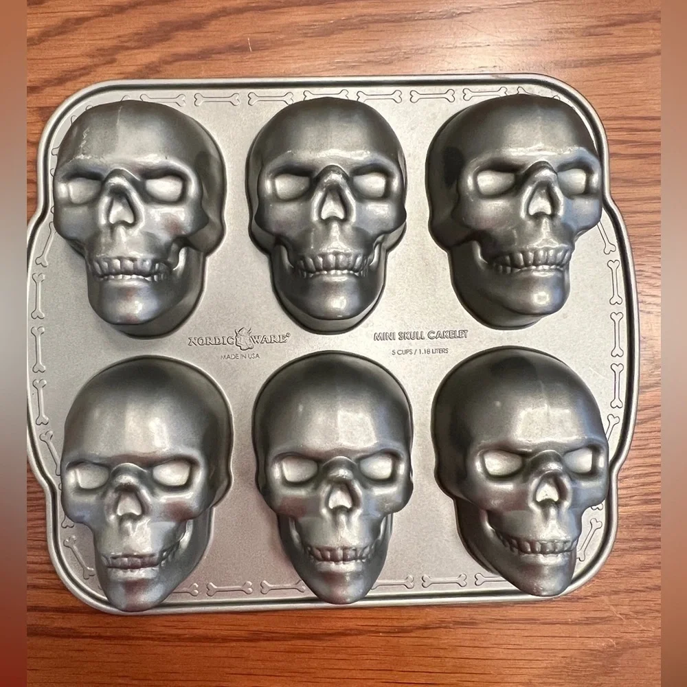 Williams Sonoma Nordic Ware mini skull cakelet 6 cups